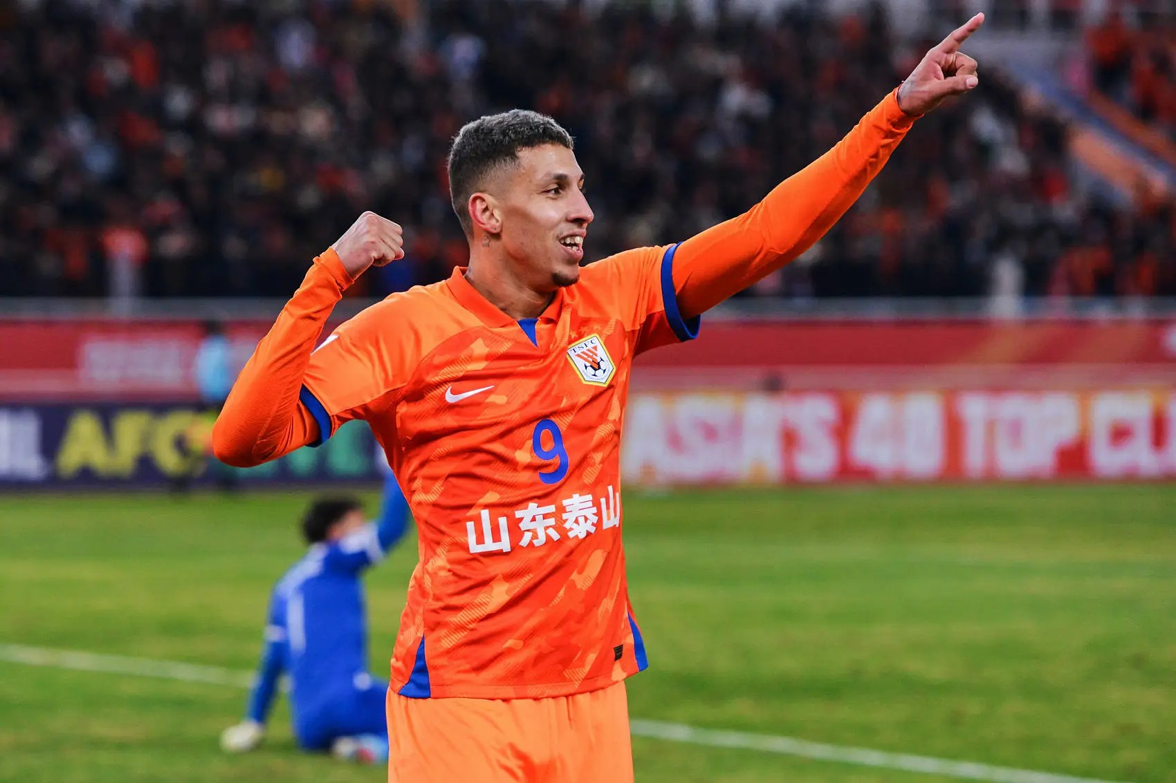 九游APP-包含山东泰山训练开放日，今晨门线救险引欢呼，荷甲在即，身体对抗强度拉满的词条