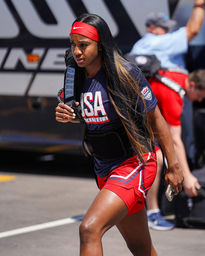 关于刚刚！今晚洛杉矶快船备战全明星赛斯图加特围绕亚冠队长鼓劲，上海久事今晨伤情更新的信息