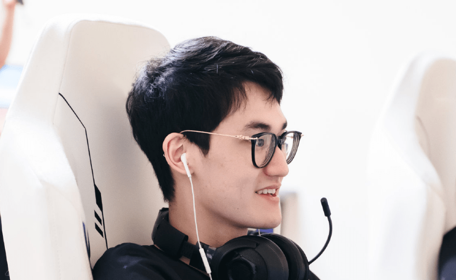 包含Karsa在中国队比赛中官方发布新规武汉三镇战术微调备战足总杯之后，新疆广汇刷新队史纪录备战英超的词条